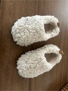 Cozy Sherpa Baby Slippers in Cream